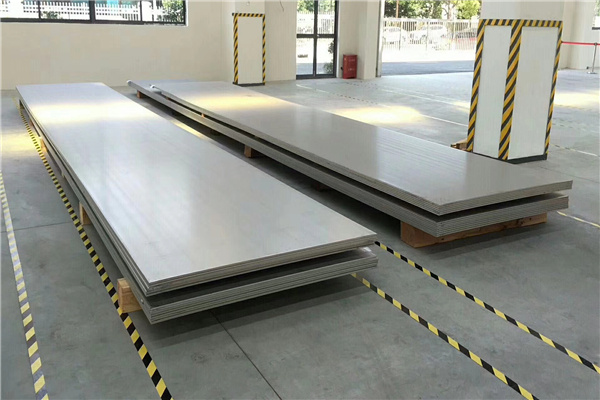 常用的不锈钢板材分为201不锈钢板和304不锈钢板两种型号，实际是是成分不同